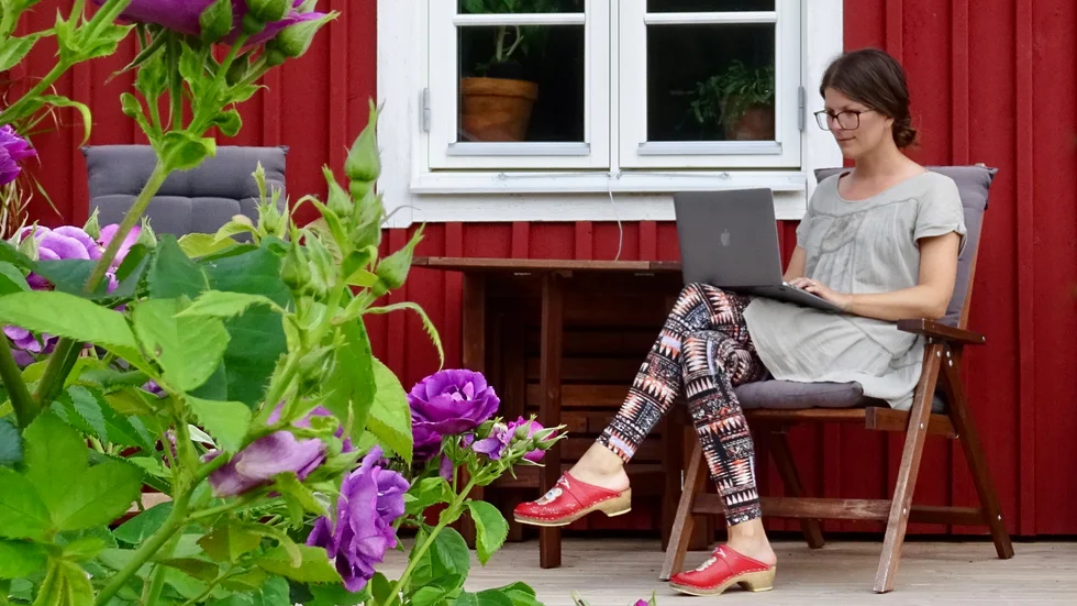 Lovisa Bergström är ordförande i föräldraföreningen Björkern. Just nu söker hon med ljus och lykta efter en verksamhetsansvarig till deras förskoleverksamhet.