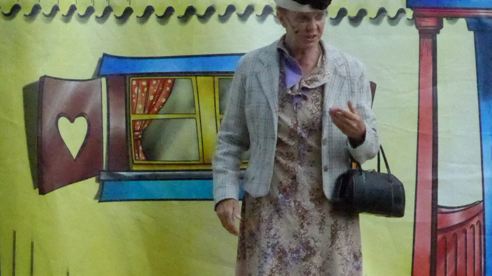 Pia Widlund spelar Prussiluskan på Kråkholmen i Norrköping. 