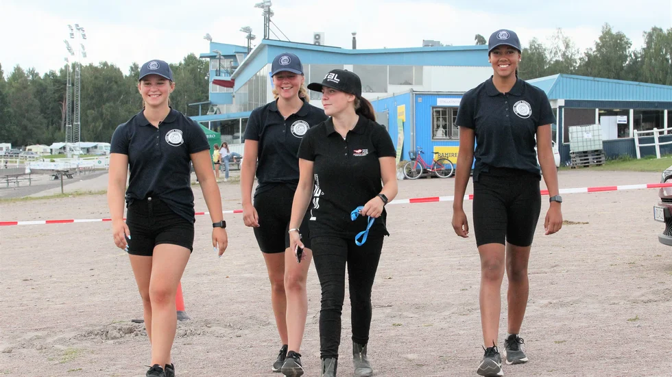 Morgon på SM. Emilia Lundgren, Anna Ottosson, Molly Lundell och My Nilsson på väg till stallarna.