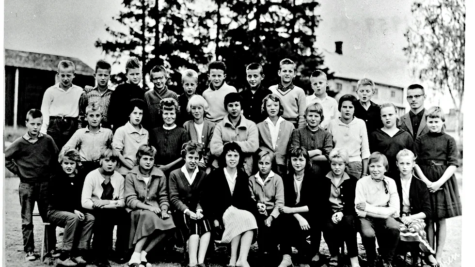 Svartbjörnsbyns folkskola klass 6 samlade på skolgården1959. Översta raden från vänster: Christer Strandberg, Torbjörn Lidberg, Bert Hedkvist, Carl-Jakob Laestadius, Anders Johansson, Urban Rooth, Håkan Markström, Leif Karlsson, Robert Nordberg, Uno Broström, Stig-Allan Nordlund (Lärare)
Mittenraden: Rolf Mosesson, Ulf Nilsson, Barbro Almkvist, Irene Johansson, Barbro Rönnqvist, Stina Larsson, Eva Kilhman, Anita Johansson, Marita Holmvall, Gudrun Nordberg, Britt Rönnberg.
Nedersta raden: Inger Larsson, Barbro Björklund, Barbro Dickman, Britt Stattin, Inger Carolin, Agneta Brunström, Birgit Berlin, Maj Johansson, Inger Westerberg, Irene Hansson.