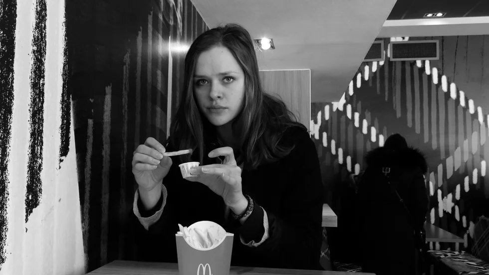 Moa Rudsäter, 22, har skrivit pjäsen "MATPRAT - Vad sa du att du äter sa du?" som handlar om ätstörningar. 