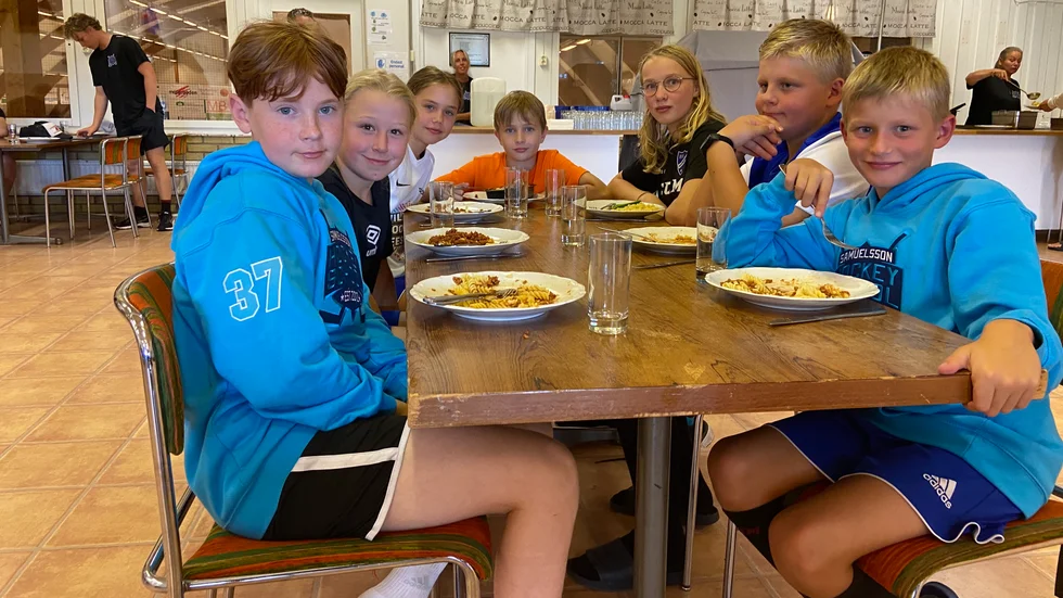 Oskar Karlsson, Rasmus Granstedt, Ella Bjerkén, Jonathan Lindberg, Malin Gold Cox, Eric Stråhle och Arvid Ståhle lät sig väl smaka av måndagens lunch, pasta med köttfärssås.