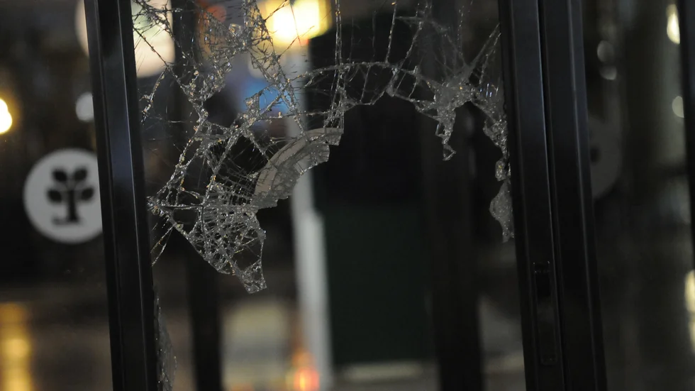 Tjuvarna tog sig in i gallerian Linden via entrén på Drottninggatan.