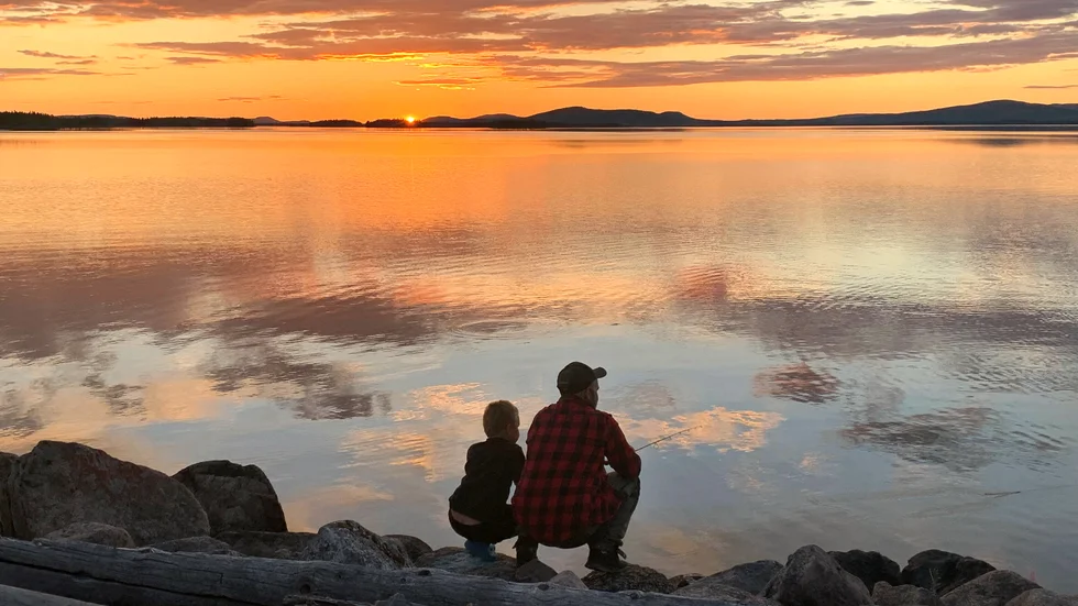 William Lindström och Herbert Lindh fiskar tillsammans i solnedgången i Varsavareby.