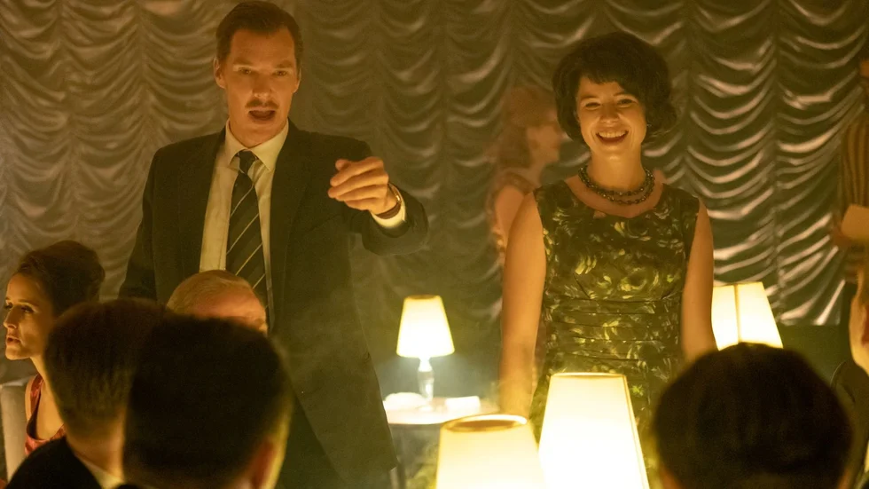 Greville Wynne (Benedict Cumberbatch) var spion för brittiska MI6 och hjälpte till att avvärja Kubakrisen på 60-talet. I filmen "The Courier" spelar Jessie Buckley hans fru Sheila. Pressbild.