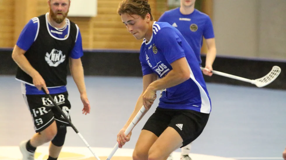Fredrik Hast, t v i bakgrunden, har knappt spelat på två säsonger men är nu tillbaka på allvar. Nu ställs han och Hagunda mot Storvreta i ett försäsongsderby.