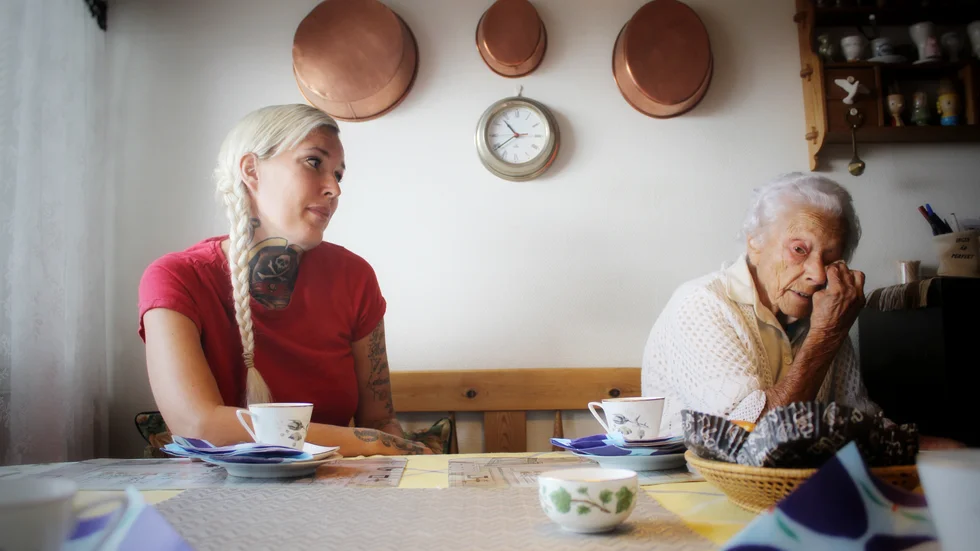 Barnbarnet Mia Glimhed är minst lika upprörd som Hillevi. "Det känns ju som om de snor farmors rollator", säger hon.