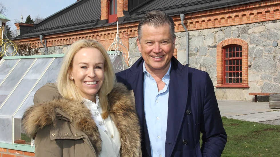 Åsa och Per Taube framför Stenladan i Steninge slottsby. I maj invigde de den nya äventyrslekplatsen som de byggt åt alla barn som bor här eller besöker platsen.