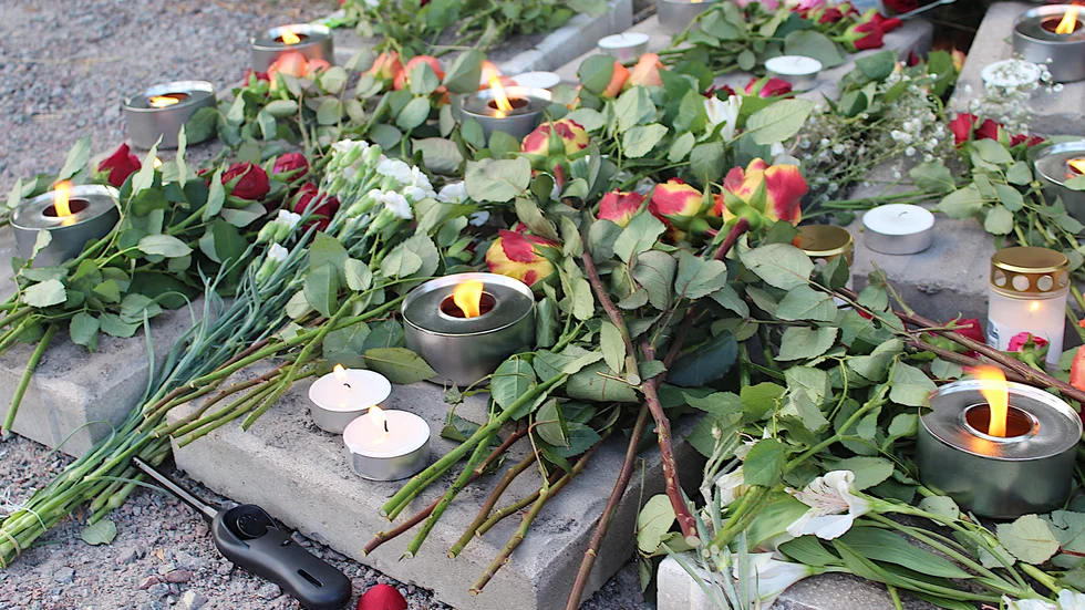 Efter beskedet att en av ynglingarna hade avlidit i sviterna av de skador han fick vid torsdagskvällens skottdrama i Berga hedrades den avlidne med blommor, värmeljus och marschaller.