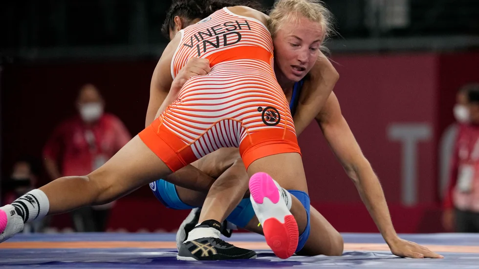 Sofia Mattsson rådde inte på indiskan Vinesh Phogat i öppningsmatchen i 53-kilosklassen och är ute ur OS-brottningen redan efter en match.