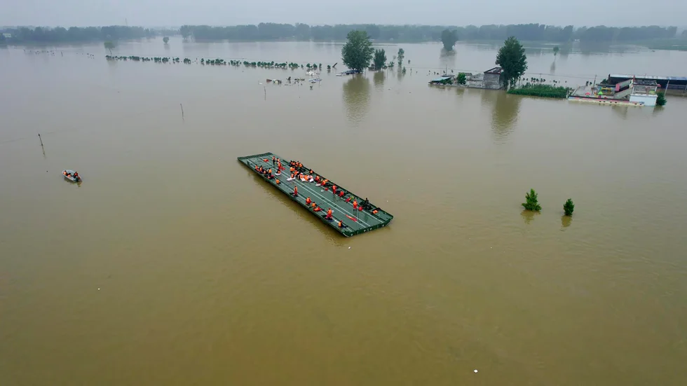 En provisorisk flotte som användes för att undsätta avskurna människor i provinsen Henan i slutet av juli.