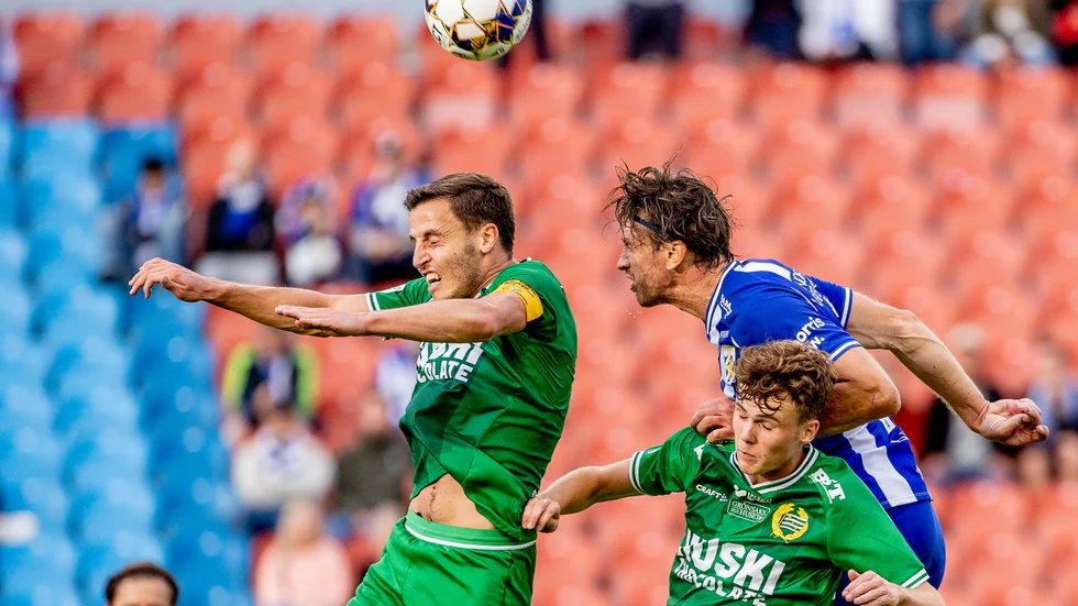 Jeppe Andersen och hans helgröna Hammarby var närmast segern mot IFK Göteborg på Ullevi. Här i kamp med Gustav Svensson i Blåvitt.