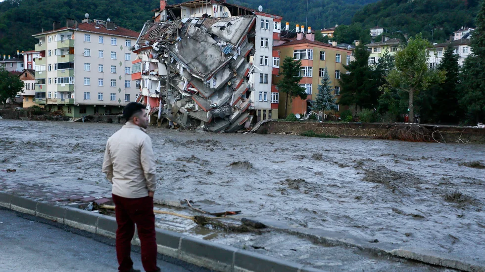 Vattenmassor sveper genom staden Bozkurt i Kastamonu i norra Turkiet.