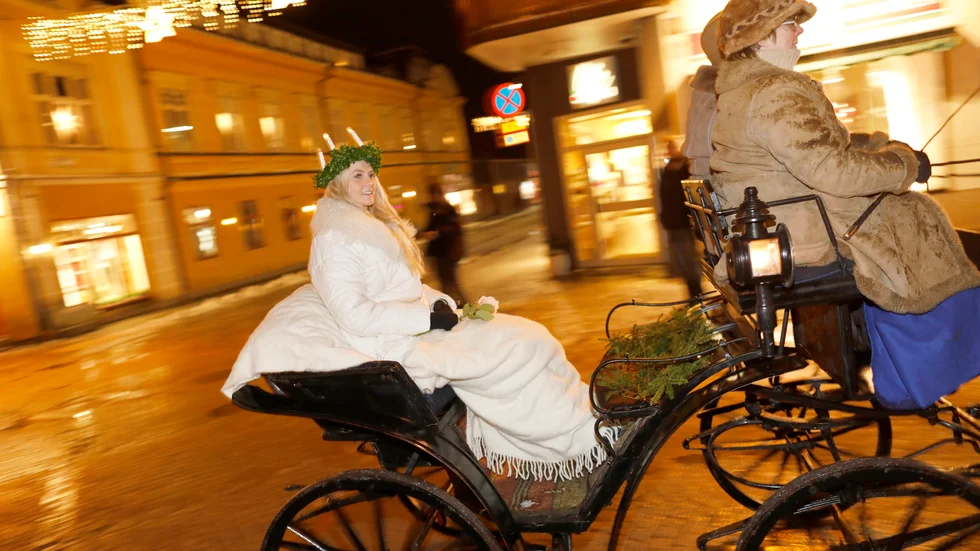 2016 års lucia, Erica Lindberg, körs med häst och vagn till Vårfrukyrkan.