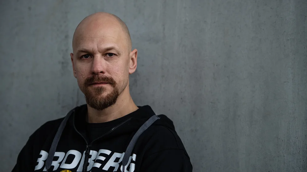 Broberg-tränaren Daniel Skarps tror på en jämn match i premiären mot IFK Motala. Men han menar att Broberg borde ligga före IFK så här dags på säsongen. 
