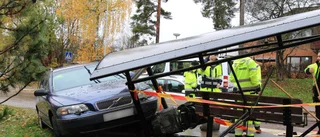 Busskur förstörd i trafikolycka