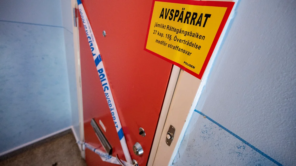 Lägenhetsinnehavaren behövde inte betala för dörren som polisen hade sönder. Arkivbild.