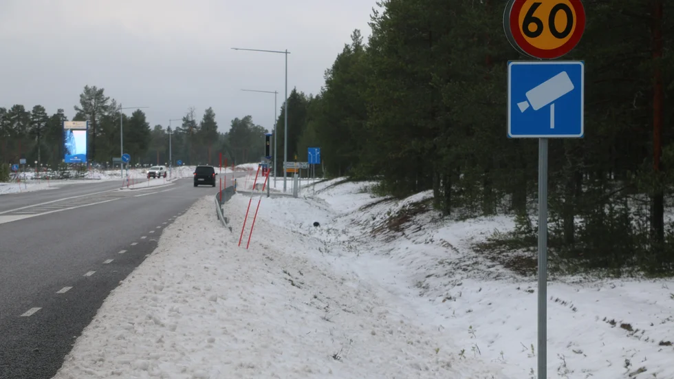 Nu är fartkameran vid Pite havsbad på plats. Ytterligare tre fartkameror sattes upp i Piteå kommun på tisdagen.