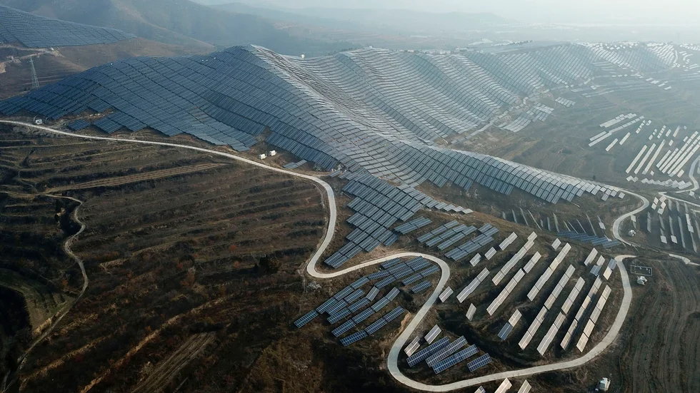 En syn som ska bli allt vanligare. Arkivbild på en jättelik solenergipark i Ruicheng i den kinesiska provinsen Shanxi.