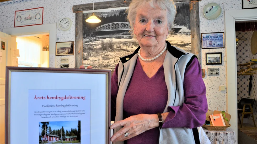 Nancy Larsson med beviset på att Vuollerims hembygdsförening är "Årets hembygdsförening 2021".