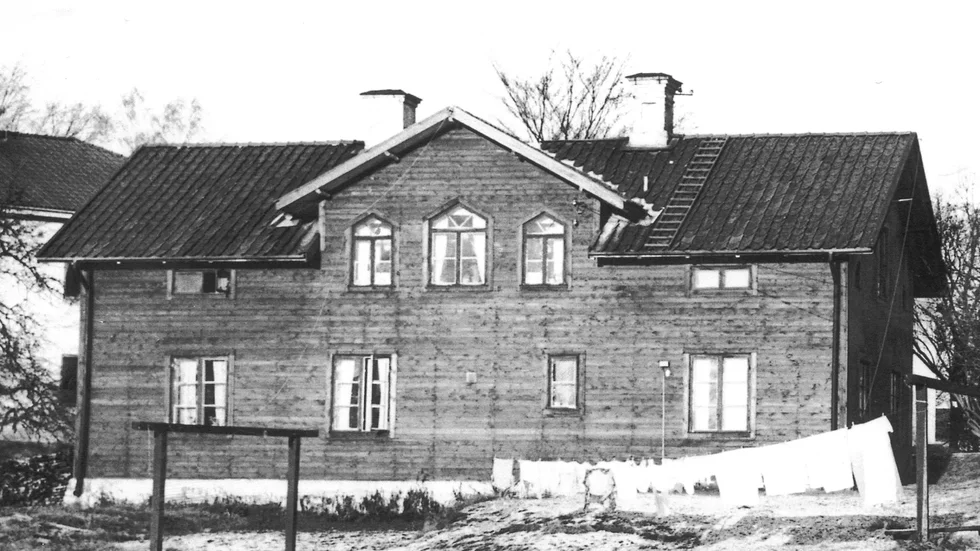 Innan järnvägen fanns endast några få gårdar och torp på den plats Katrineholm ligger idag. Bilden föreställer mangårdsbyggnaden vid Mauritztorp, vid Trädgårdsgatan.