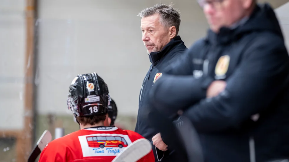 Tränare Joakim Lundholm och hans Linden föll hemma mot Köping under onsdagkvällen.