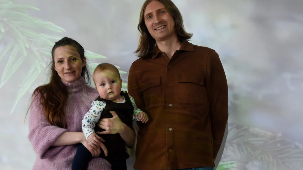 Bettina Hvidevold Hystad och Simon Torssell Lerin har sedan 2010 jobbat ihop som konstnärsduon Lerin/Hystad. På bild även deras son Florian, sju månader.