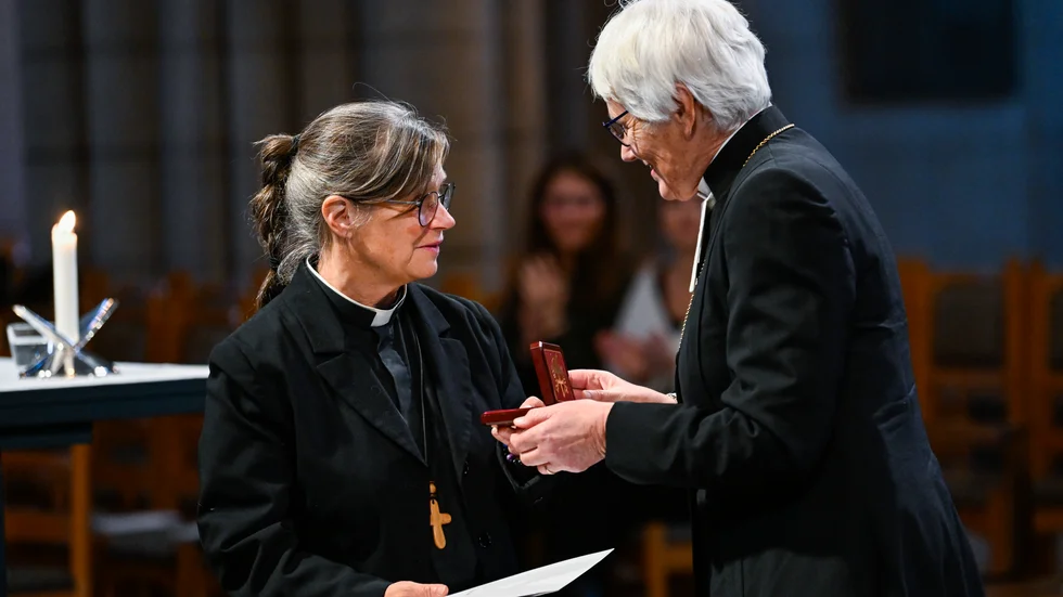 Karin Wiborn, i dubbel mening till vänster, med dåvarande ärkebiskopen Antje Jackelen vid kyrkomötets öppnade 2022.