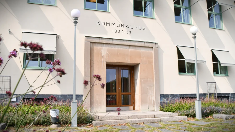 Gamla kommunhuset i Åtvidaberg har fått nya dörrar. Renoveringsraseriet som förra året dissade fönsterbytet på huset ger nu fina omdömet "Superfint" för dörrbytet och berömmer kommunen för att ha insett "värdet i att göra en utmärkt kopia av den ursprungliga porten. På så sätt behåller man kulturvärdet och den genomtänkta arkitekturen bibehålls."
