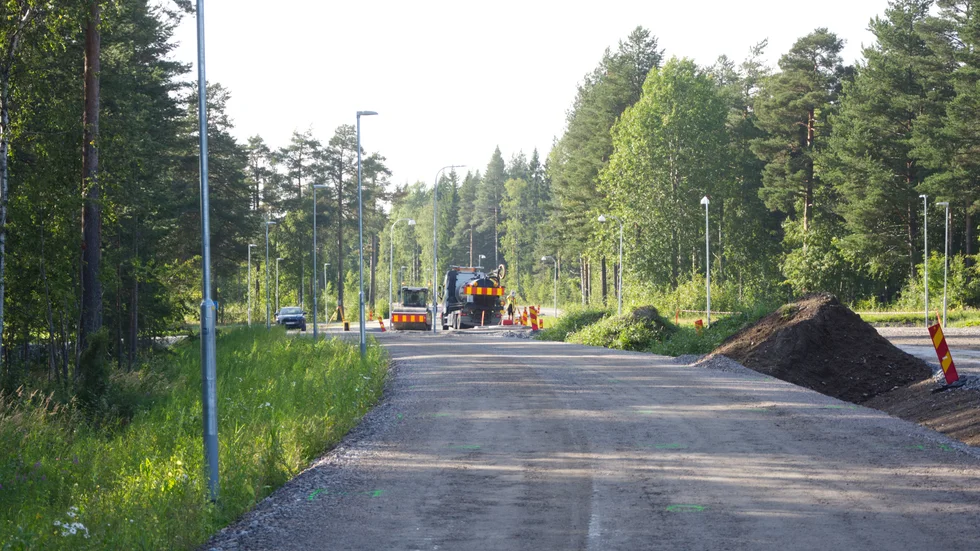 Kronanvägen blir 14 miljoner kronor dyrare än beräknat och nu beräknas totalbudgeten för den två kilometer långa vägen till 90 miljoner kronor.