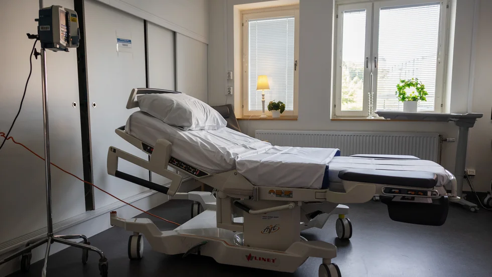 Region Uppsalas viktigaste uppgift är att sköta sjukhuset och vårdcentralerna menar insändarskribenten. Men med vilka pengar, undrar insändarskribenten, som ser att Region Uppsala prioriterar spårvägsbygget genom att exempelvis utannonsera en tjänst som spårvägschef.