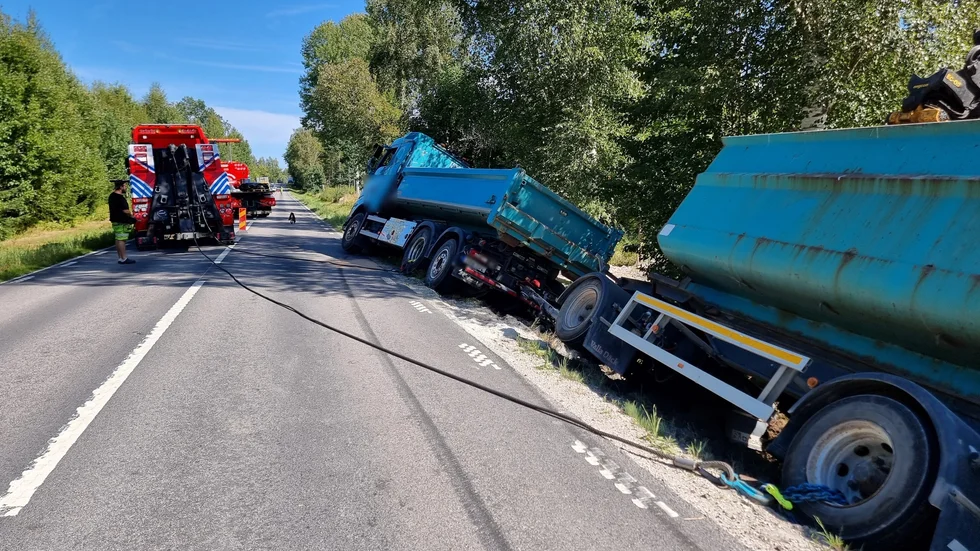 I samband med bärgningsarbetet fick vägen stängas av för trafik. 