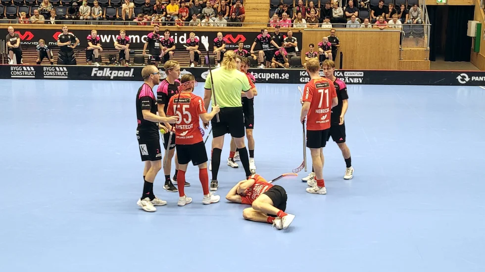 Sakarias Ulriksson blev liggande efter att ha fått en smäll mot huvudet i matchen mot Falun.