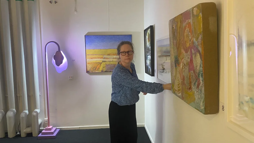 Kommunens Ann-Sofie Pettersson sätter upp nummerlappar vid verken. På bilden syns verk av Lotta Lampa, Rolf Hallqvist, Jennifer Eriksson, Johan Sandell och Othon G H.