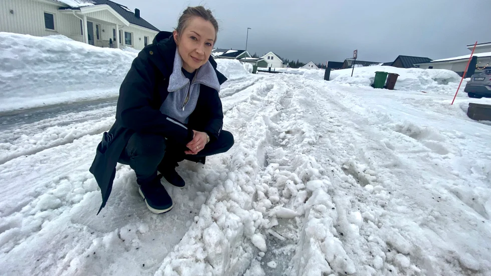 Rebecka Kemppainen har sin åsikt klar om snöröjningen på Hällbacken i vinter. "Skit", säger hon.