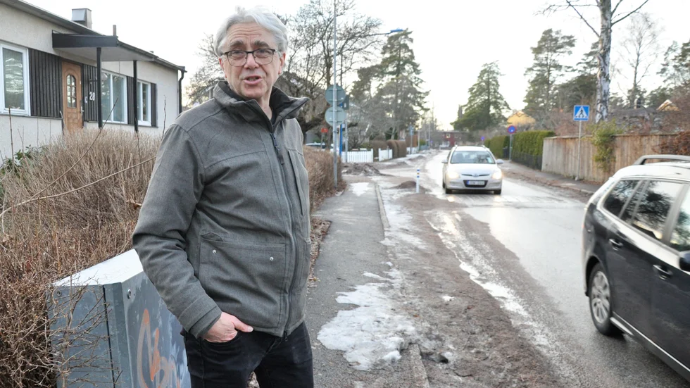 Tomas Pärt är upprörd över att kommunen inte gör något mer åt genomfartstrafiken på villagatorna i Norby. "De svarade att de väntar sig en låg efterlevnad av förbudet. Det gör mig arg", säger han.