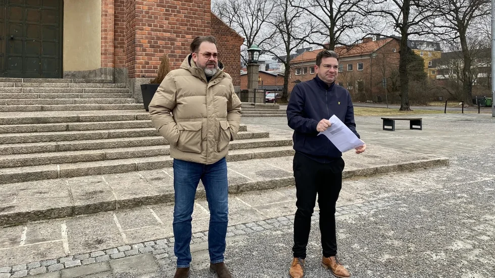 Kommunalråden Jari Puustinen (M) och Jimmy Jansson (S) under den något kylslagna pressträffen på fredagsförmiddagen.