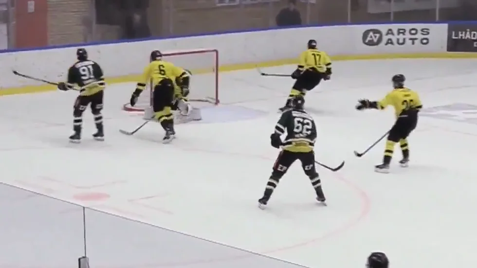 August Sandell (91) gör sitt första av två mål i förlustmatchen mot Vännäs HC