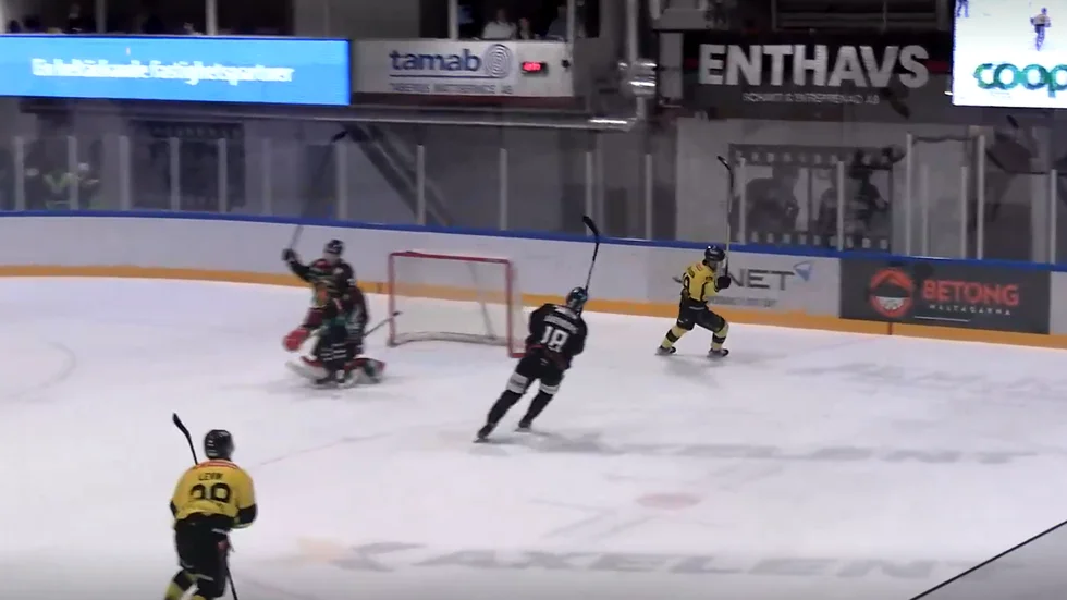 Anton Carlsson gör 1-0 för VH mot Dalen, borta.