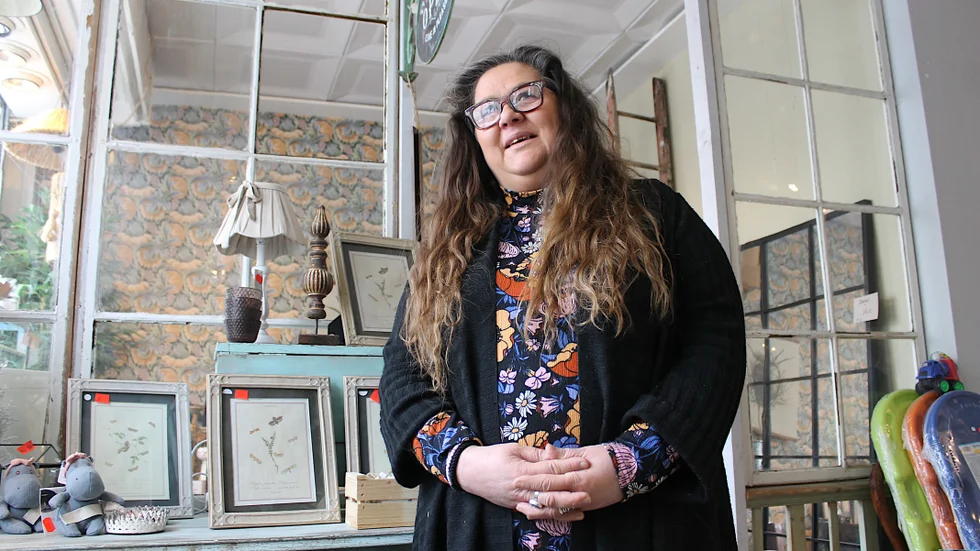Tio år har gått sedan hon öppnade sin dröm, sin butik på sidogatan i Vadstena. Nu lämnar Carina Johansson och låser dörren för sista gången.