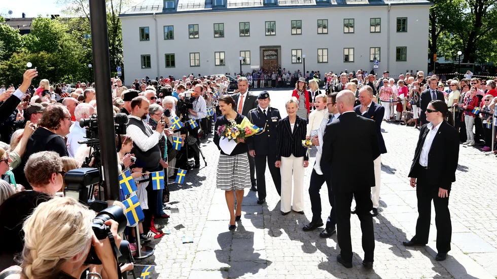 Första besöket! Den 17:e maj 2014 kom den 2-åriga prinsessan till sitt hertigdöme för första gången. Utanför slottet i Linköping hälsades hon välkommen av flaggviftande östgötar.