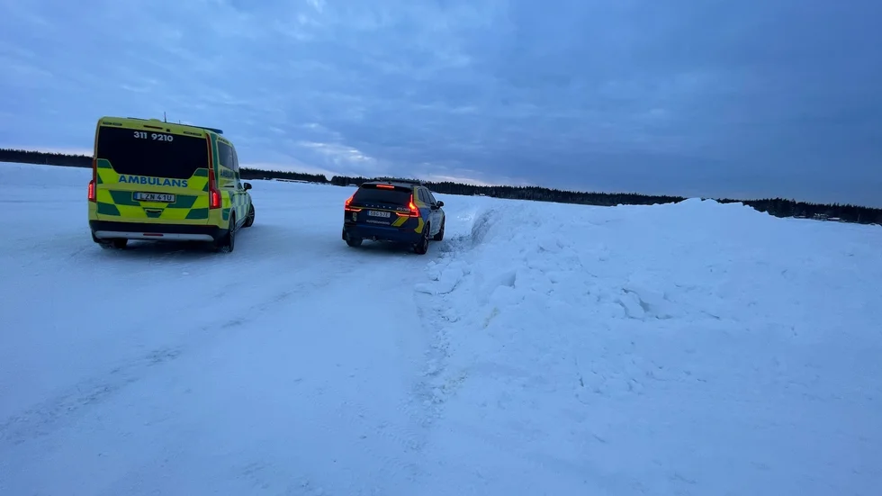 Person fördes till sjukvård med lindriga skador efter skoterolycka på Hindersöstallarna i Luleå.