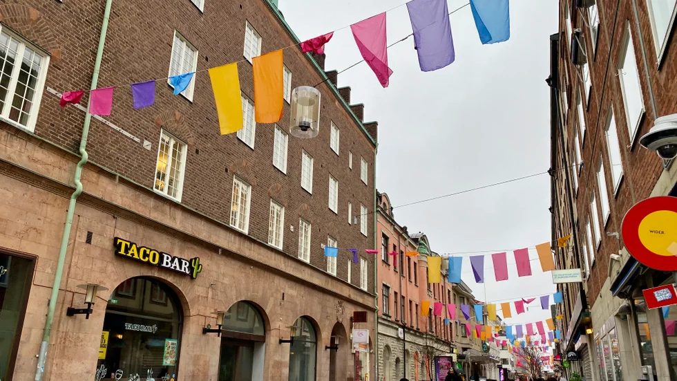 Sedan några veckor tillbaka är gågatan pyntad med färgglada vimplar.