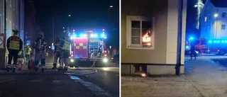 Brand med lågor i lägenhet i centrala Linköping – stort pådrag