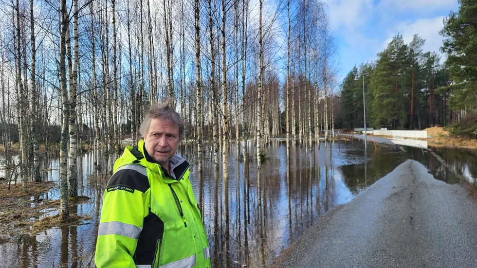 Översvämningen i Övre Rickeby är som värst runt Kjell Söderbergs hus.