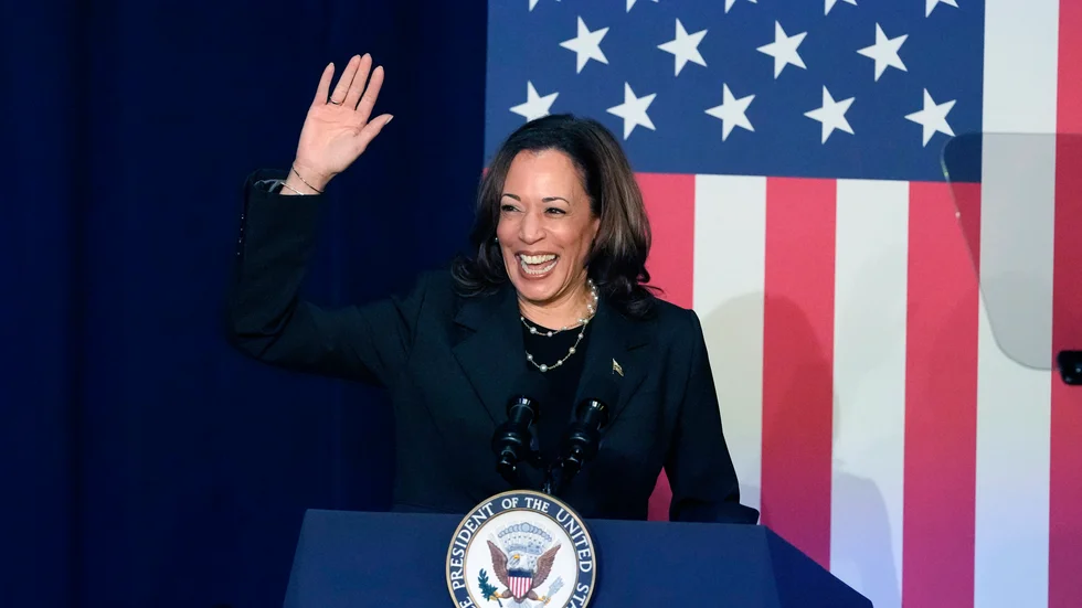 Vicepresidenten Kamala Harris träder nu fram som presidentkandidat för Demokraterna. Det har delvis med ekonomi att göra skriver Leo de Bruin. Men enligt Folkbladets krönikör har hon också goda chanser att "skaka om spelplanen" rejält. 