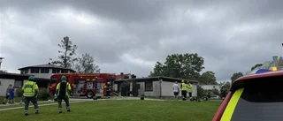 Brand i flerfamiljshus bredvid kyrkan
