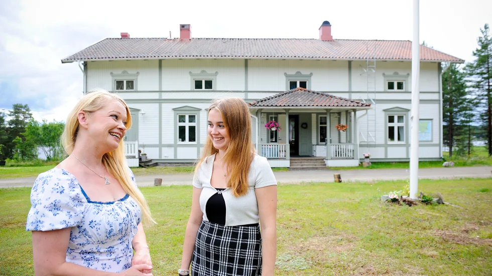 Corrine tillsammans med sin dotter Angel som håller guidade turer och berättar om bygden, de gamla byggnaderna från 1800-talet och andra historiska händelser från platsen.