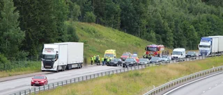 Trafikolycka på E4:an – lastbil och personbil i krock