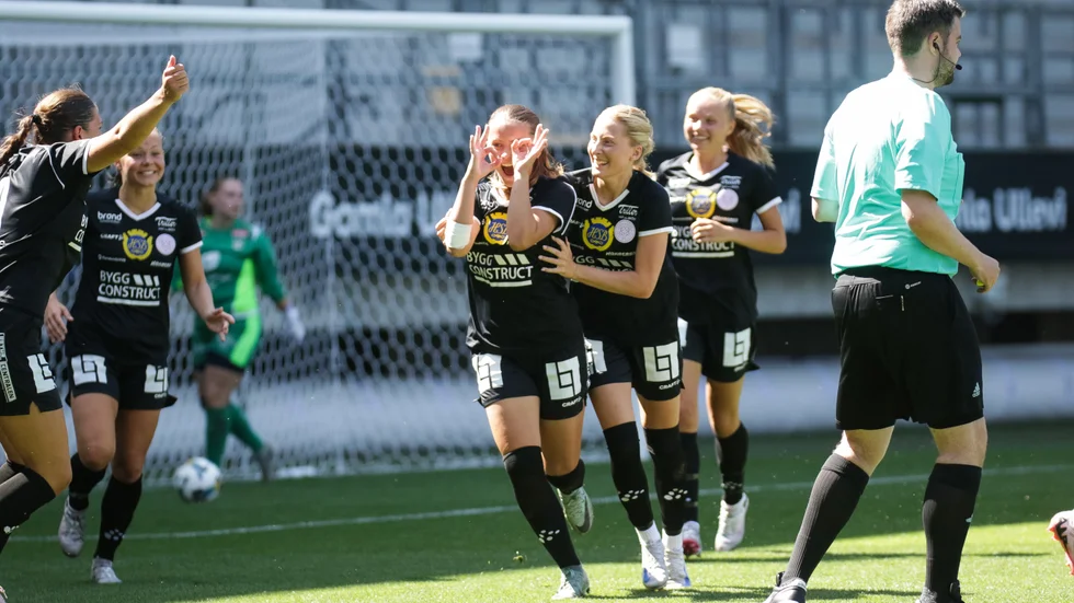 Leffler firar sitt 3-1 mål med sin numera klassika målgest.